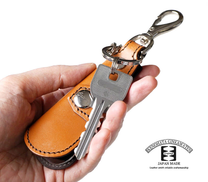 手のひらに収まる、スリムでコンパクトなキーホルダーです。
