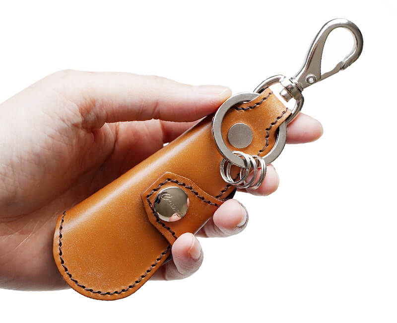 手のひらに収まる、スリムでコンパクトなキーホルダーです。