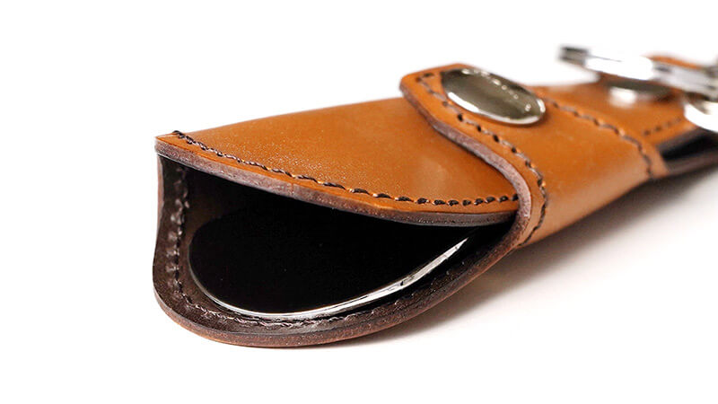 レザーのカバーの中に靴べらが収納されています。