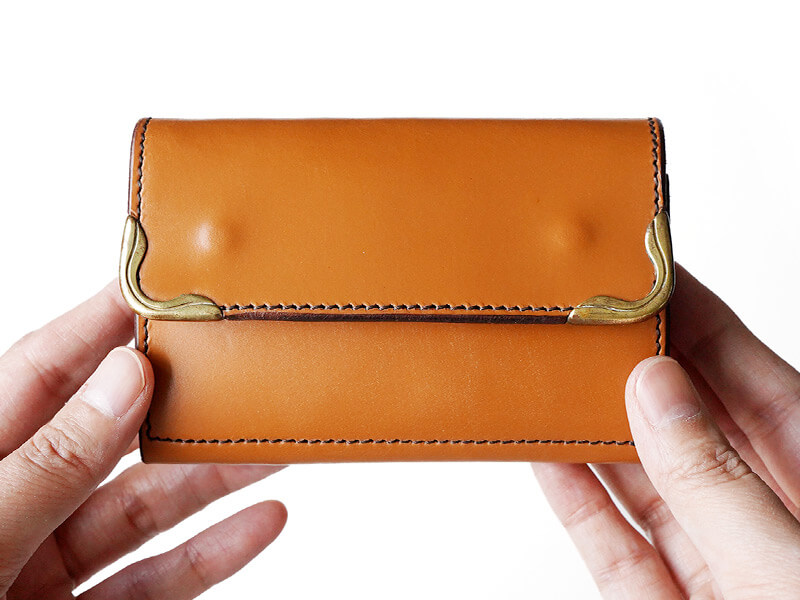 真鍮製パーツがデザインのアクセント。