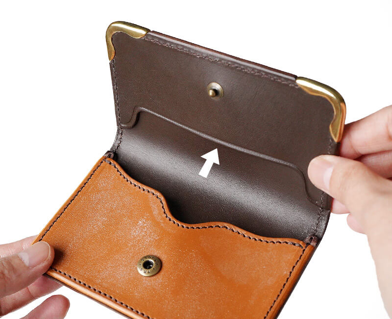 フラップにもカード収納