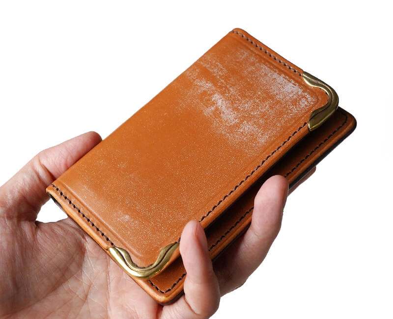 洋服のシルエットを崩さない、薄型の名刺入れです。