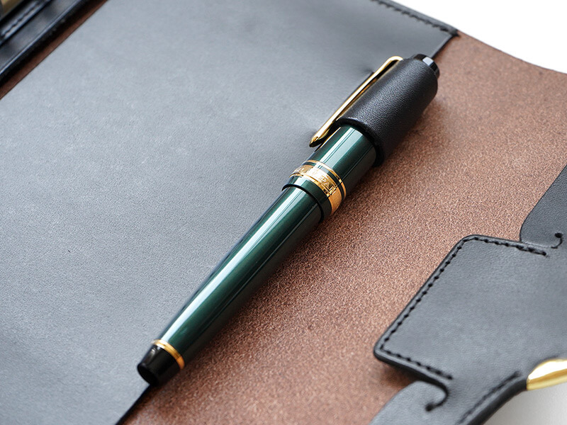 可動式のペンホルダーでサイズ調節が可能