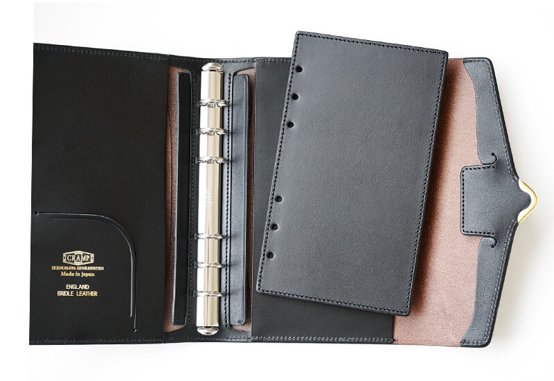 レザー製下敷きが付いています