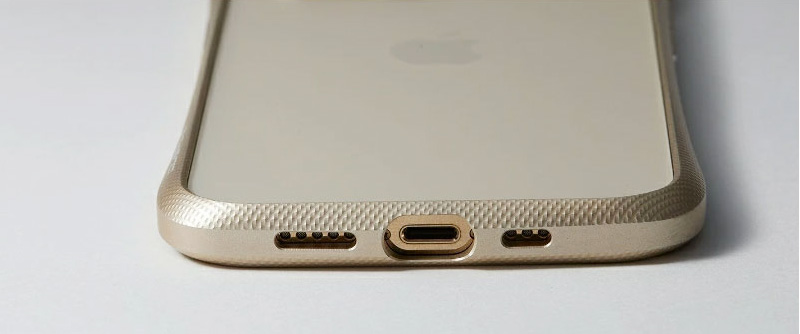 ひと回り大きいLightningコネクタホール