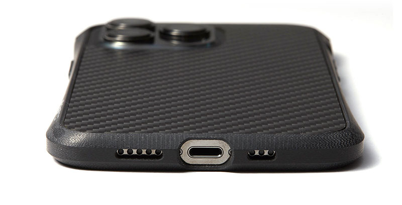 iPhone13Pro 向けに5G通信に影響のないG10素材を採用したバンパー