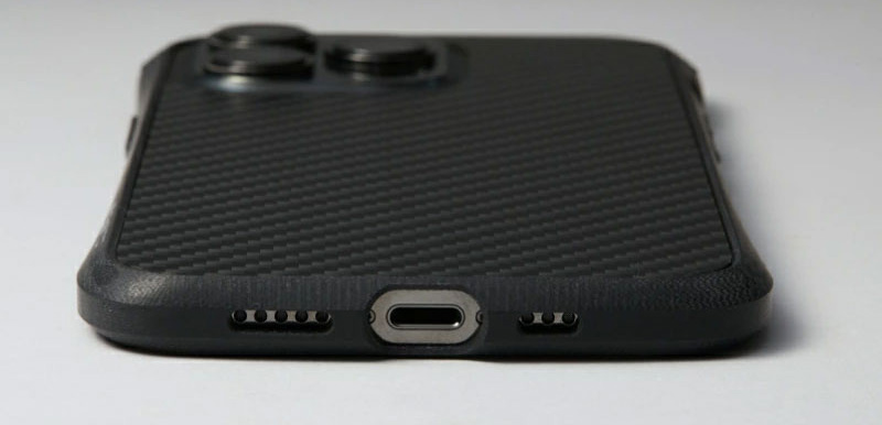 ひと回り大きいLightningコネクタホール