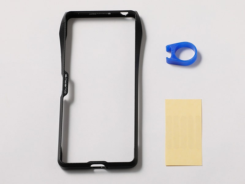 バンパー本体と、付属品の傷防止のための保護シール、着脱を容易にするリムーバーツールを並べた様子