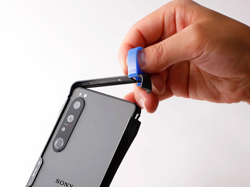 バンパーを付属のリムーバルツールで取り外す様子