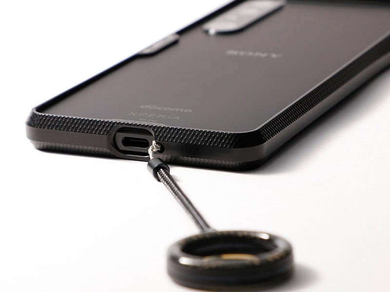 ストラップホールに、ストラップを装着している様子