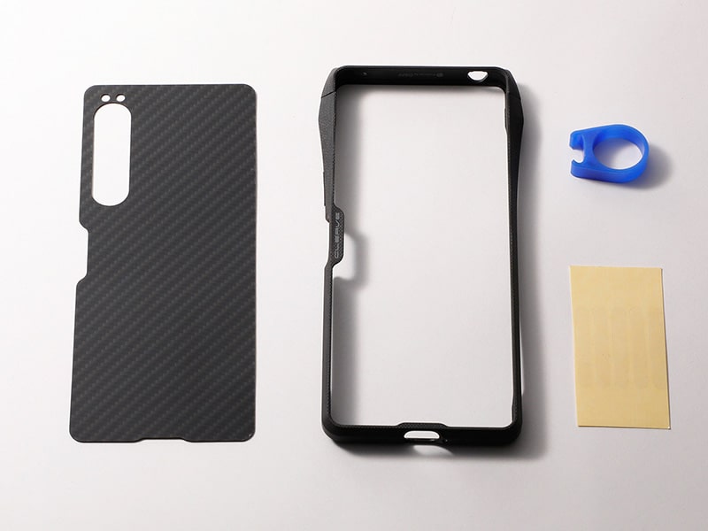 商品のバンパーケース・背面プレートと、付属のリムーバーツールと傷防止のための保護シールが並んだ写真