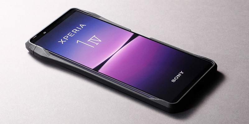 商品のバンパーケースを装着したエクスペリアワンマークフォーを液晶側から撮影した写真