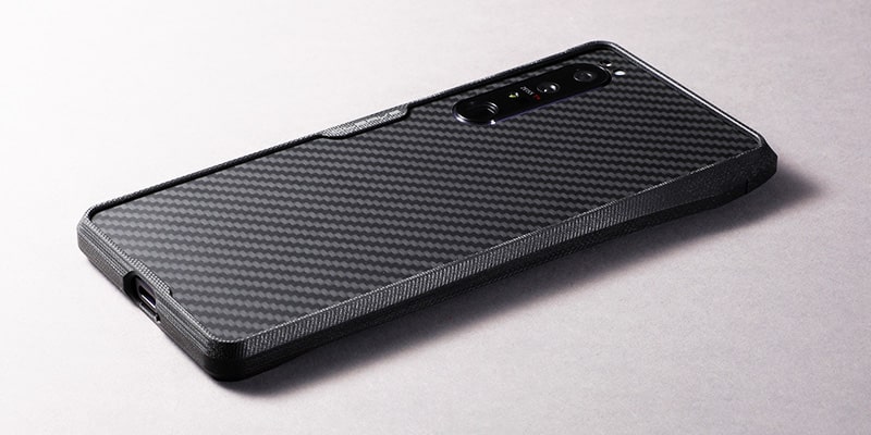 商品のバンパーケースを装着したエクスペリアワンマークフォーの背面写真、背面プレートにはアラミド繊維を使用 