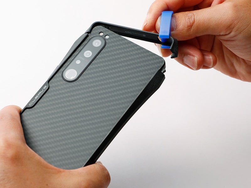 リムーバーツールを使ってバンパーを外している様子