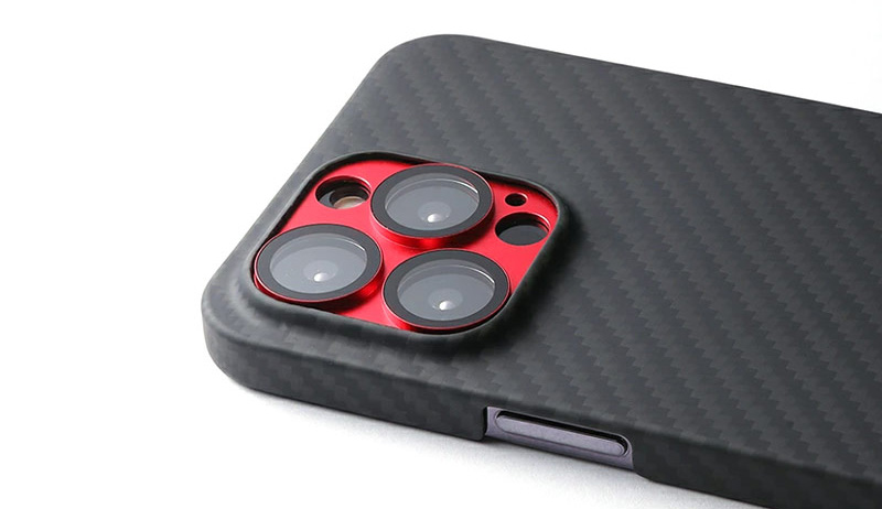 Proモデルにのみ搭載されているLiDARセンサー穴は、センサー稼働時のカメラのレンズ選択とオートフォーカスの誤動作を発生させない様に配慮しています。