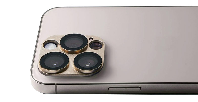 Proモデルにのみ搭載されているLiDARセンサー穴は、センサー稼働時のカメラのレンズ選択とオートフォーカスの誤動作を発生させない様に配慮しています。