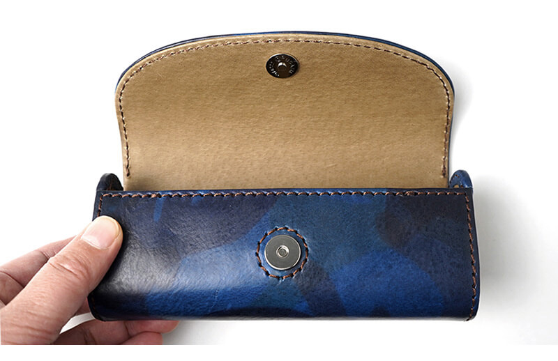 丈夫なマグネットボタンで開閉