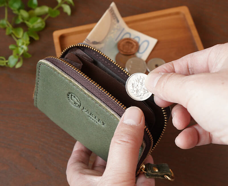 手のひらサイズのコンパクト財布