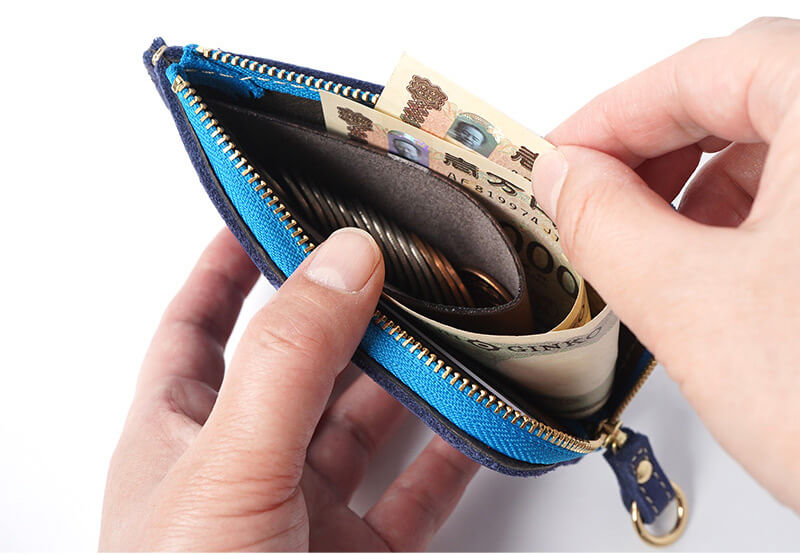 お札は小銭入れを囲むように収納