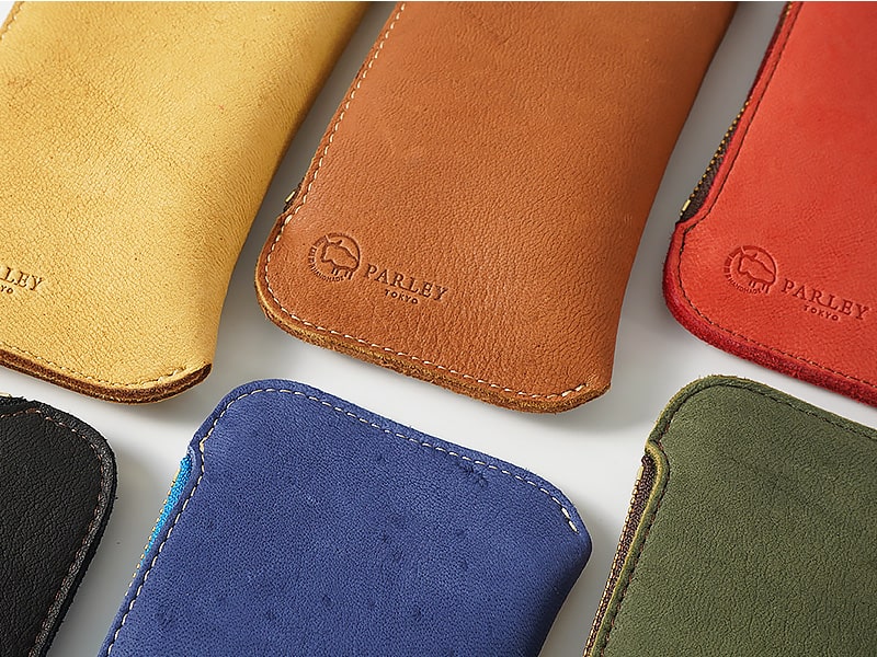 フィンランドで生息するエルクの革を使用したスマホケース