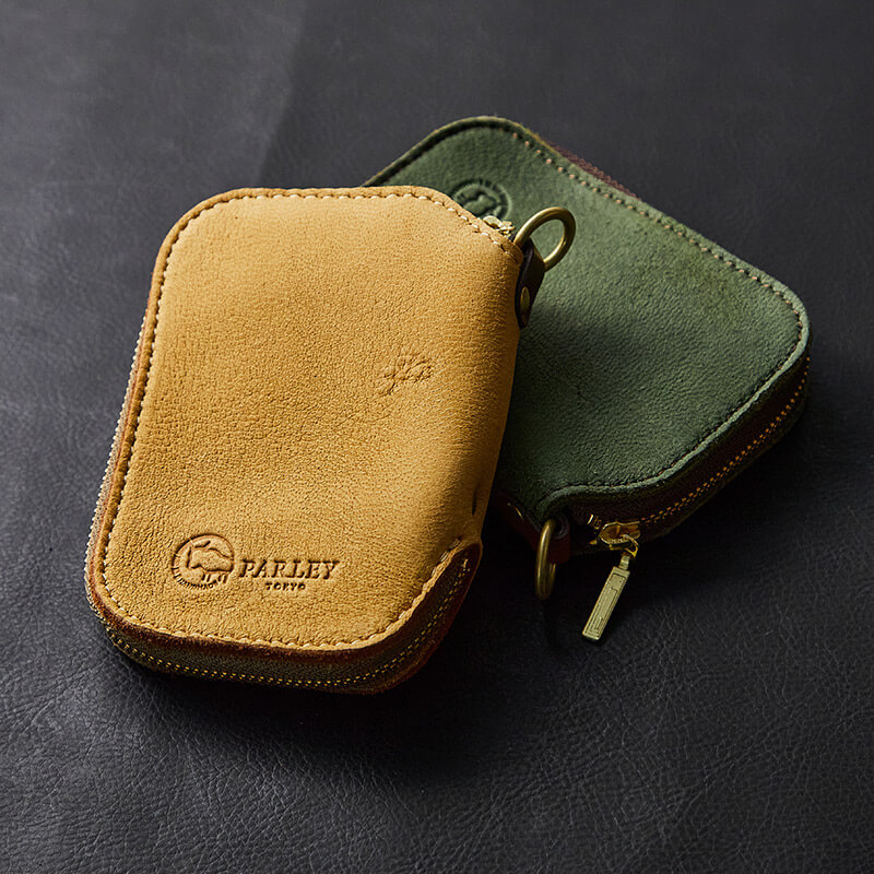 しっとりと肌に吸い付くような柔らかな感触のエルク革