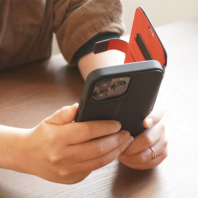 裏表で異なるカラーを使用したバイカラーのデザイン。
開いた時にチラリと見える内側のカラー が程よいアクセントに。