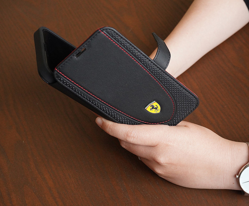 上質な本革にフェラーリのメタルエンブレムが印象的なiPhoneケースです。