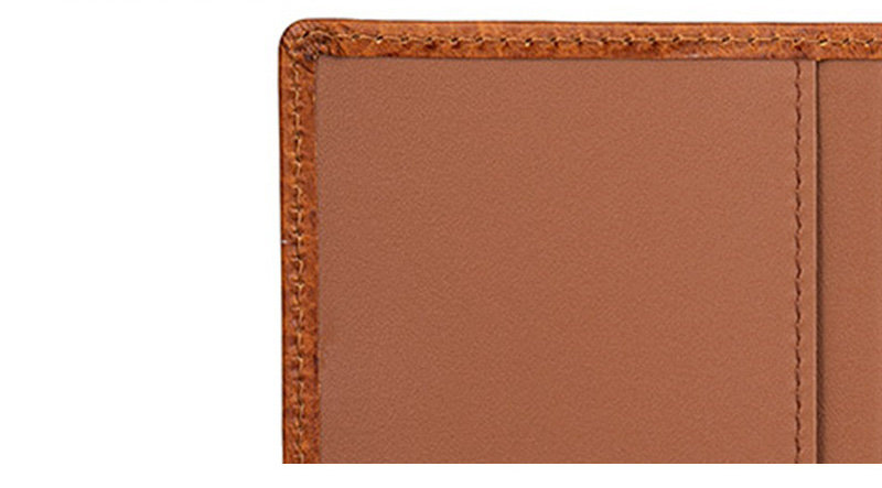 革の端を折ってからステッチを施す「ヘリ返し技法」による耐久性