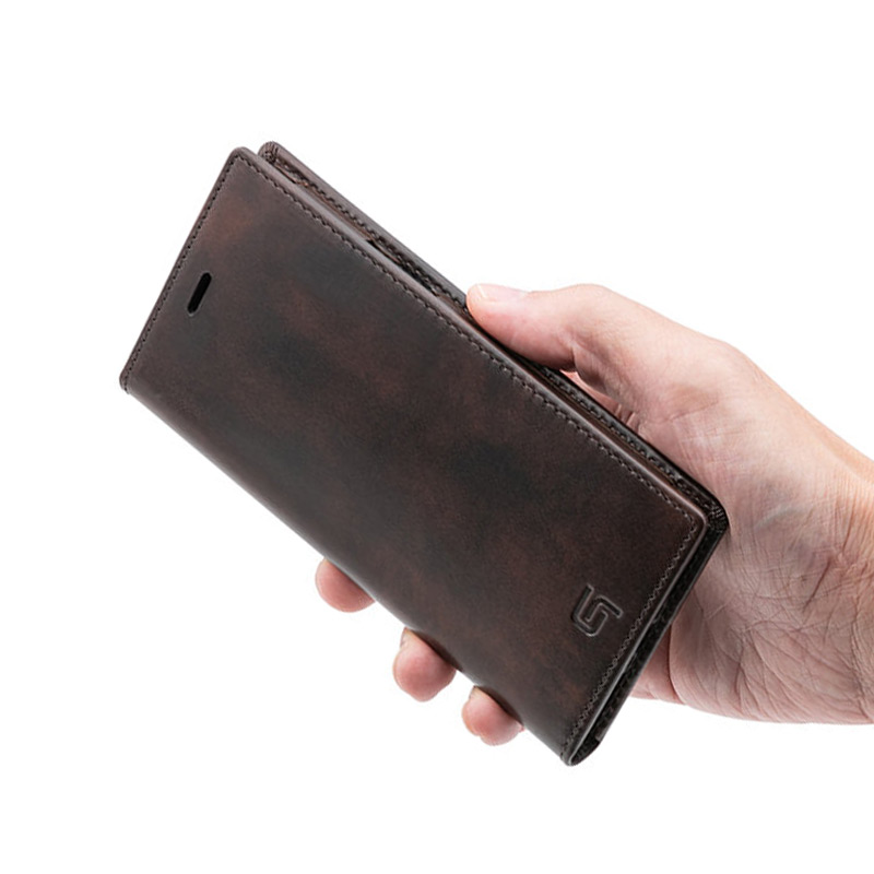 フラップは内蔵のマグネットで固定されるため、ベルトなどのないシンプルでミニマルなデザインになっています。