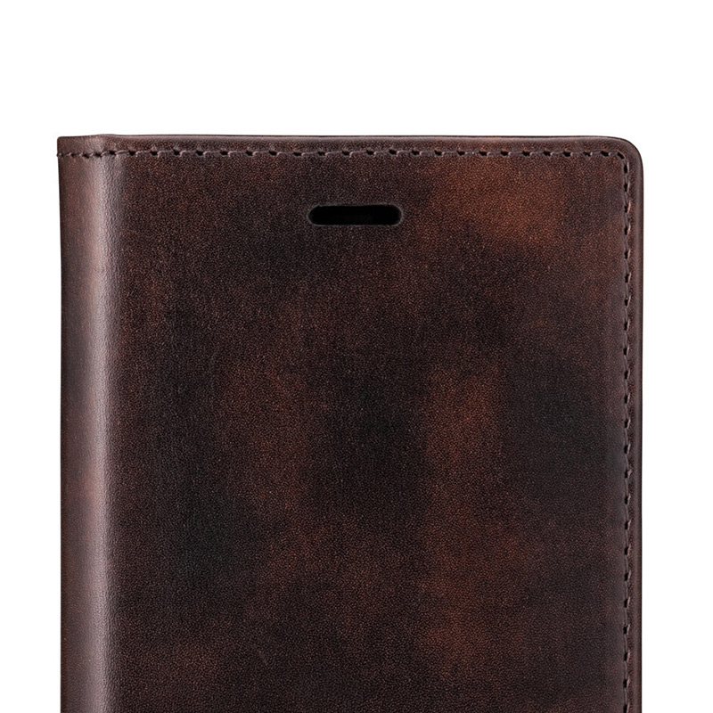 フラップに通話スピーカーホールがあるため、フラップを閉じたままでもスマートに通話ができます。