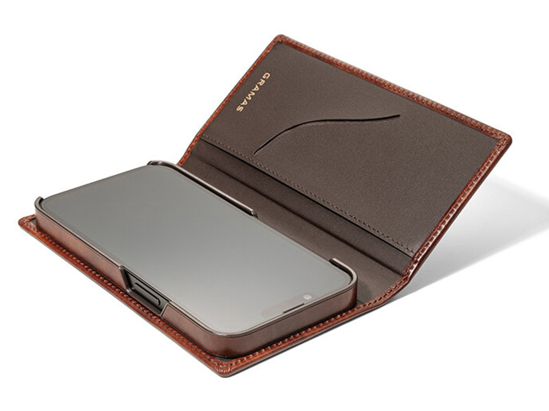 つなぎ目のない一枚革を贅沢に使用した手帳型ケース