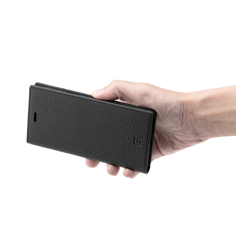 GRAMAS グラマス Shrunken-calf Genuine Leather Book Caseは、フラップは内蔵のマグネットで固定されるため、ベルトなどのないシンプルなデザイン。