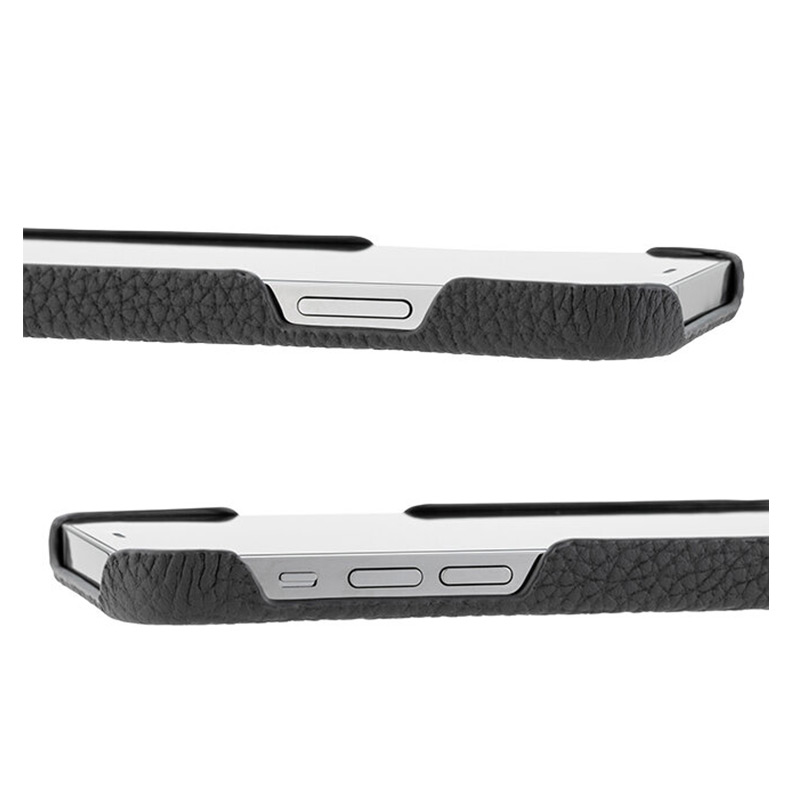 iPhone背面ケース。GRAMAS グラマス Shrunken-calf Leather Shell Case。各種ボタンへのアクセスや、充電ケーブル等へのゆとりも十分に確保してあり、ストレスなく各機能の使用が可能です。