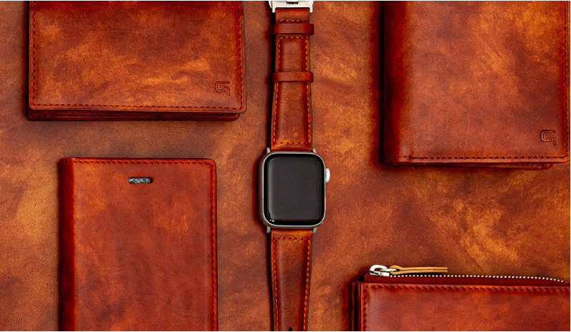 本皮の魅力を最大限活かす「ピュアアニリン仕上げ」が施され、表面を磨くとガラスのような光沢が現れる