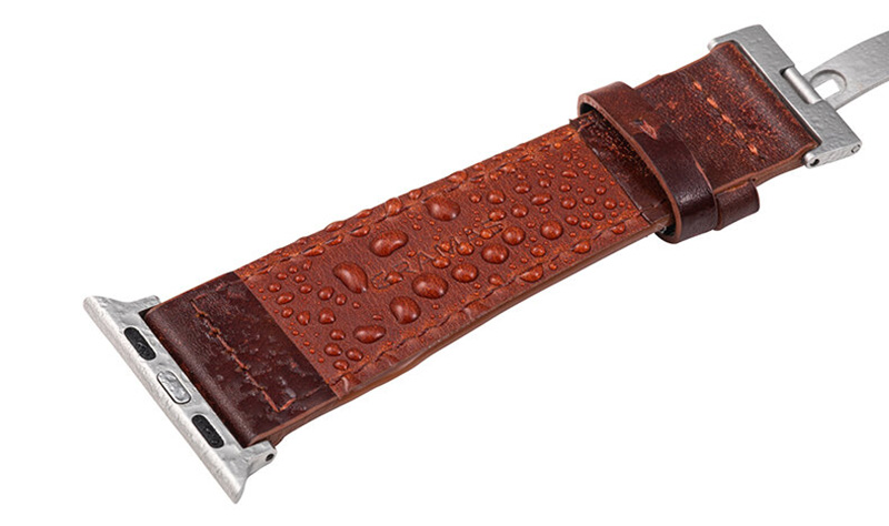 汗の侵入を防ぎ、革の劣化を抑える撥水レザー(本革)使用