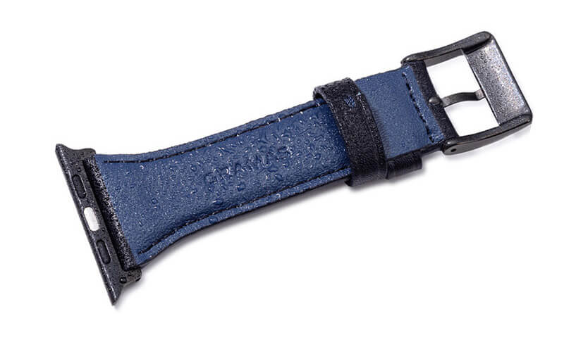 汗の侵入を防ぎ、革の劣化を抑える 撥水レザー(本革)使用