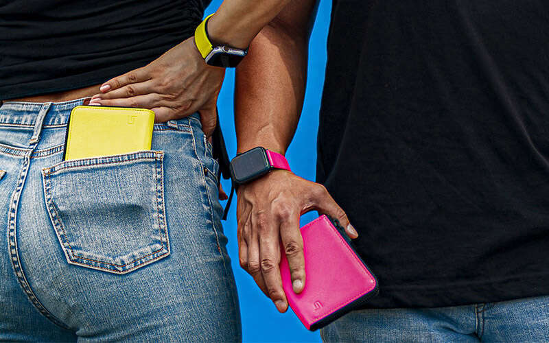 シンプルコーディネートにネオンカラーのアイテムを入れると、メリハリがきいたスタイルになります