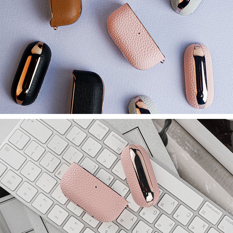 革のクラシックな色合いはAirPods Proに自然になじみ、ファッションアイテムとしても合わせやすいカラー展開です。また、革の色と相性のいいクロームラインを組み合わせているので、それぞれのカラーごとに色の違いを楽しめます。