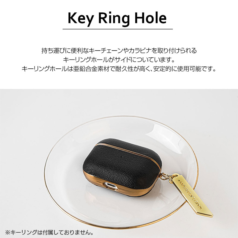 持ち運びに便利なキーチェーンやカラビナを取り付けられるキーリングホールがサイドについています。キーリングホールは亜鉛合金素材で耐久性が高く、安定的に使用可能です。