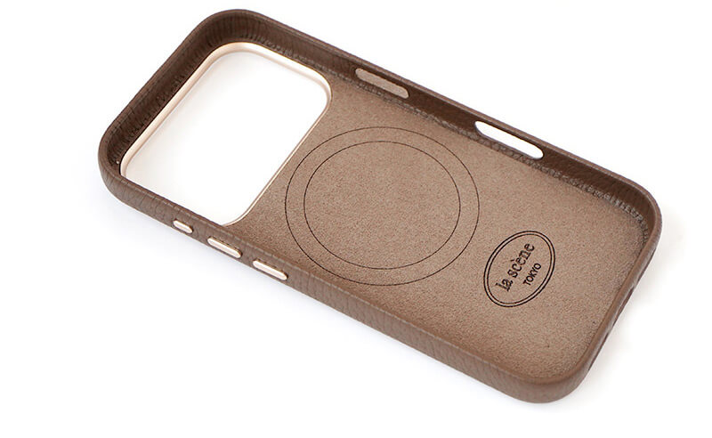 柔らかい裏地が本体を優しく保護します。