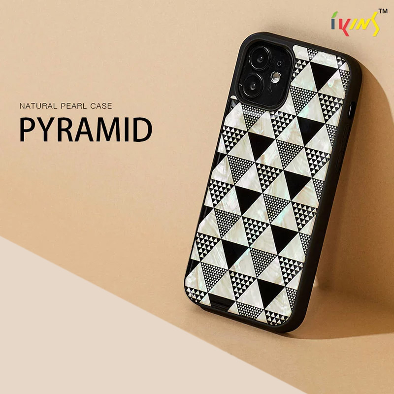 「ピラミッド」：無数の正三角形が作り出す幾何学パターンを黒一色のモノトーンで表現しています。