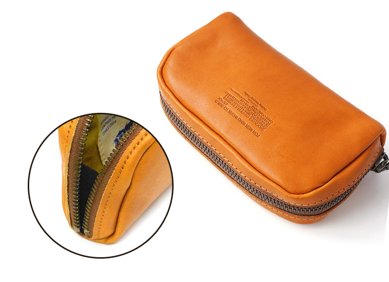 サイドのマチ部分にゴムが付いているため、チャックが大きく開きすぎるのを防ぎます。