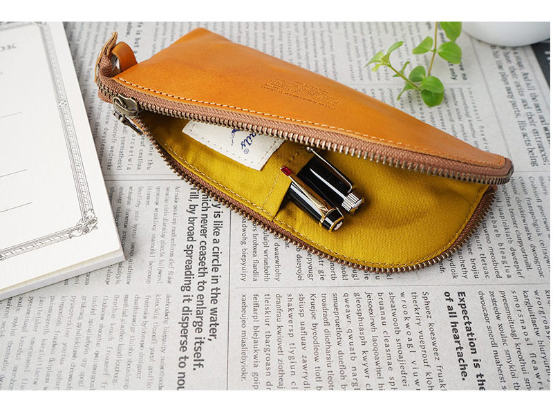 細部にこだわりが感じられる、デザイン性と実用性を兼ね備えたペンケースです。男性、女性問わずお使いいただけます。
