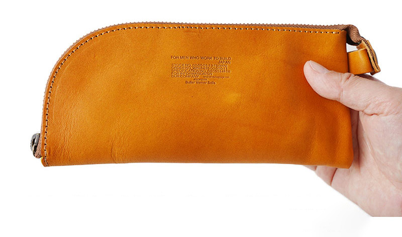 手にしっとりなじむ本革の柔らかな質感