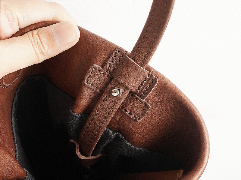 ショルダー紐は長さ調節ができるように穴が開いており、ギボシで留める仕様になっています。紐の長さはそれぞれ109cm、121cm、133cmの３段階で調節することができます。