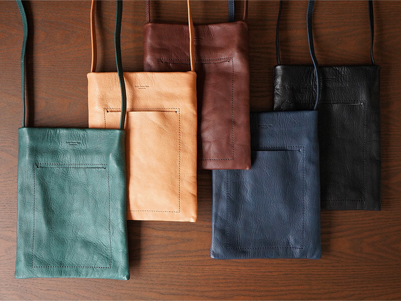 カラーは全部で５色。年齢、性別問わずお使い頂ける、ベーシックなカラーです。内側には丈夫なキャンバス生地を使用しており、それぞれ色が違うため、外側の革とのコントラストをお楽しみいただけます。