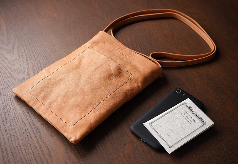 シンプルで飽きのこないデザインのショルダーバッグ