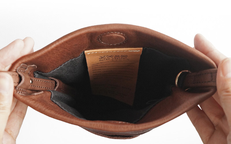 メインポケットはストレスフリーなマグネットによる開閉式。