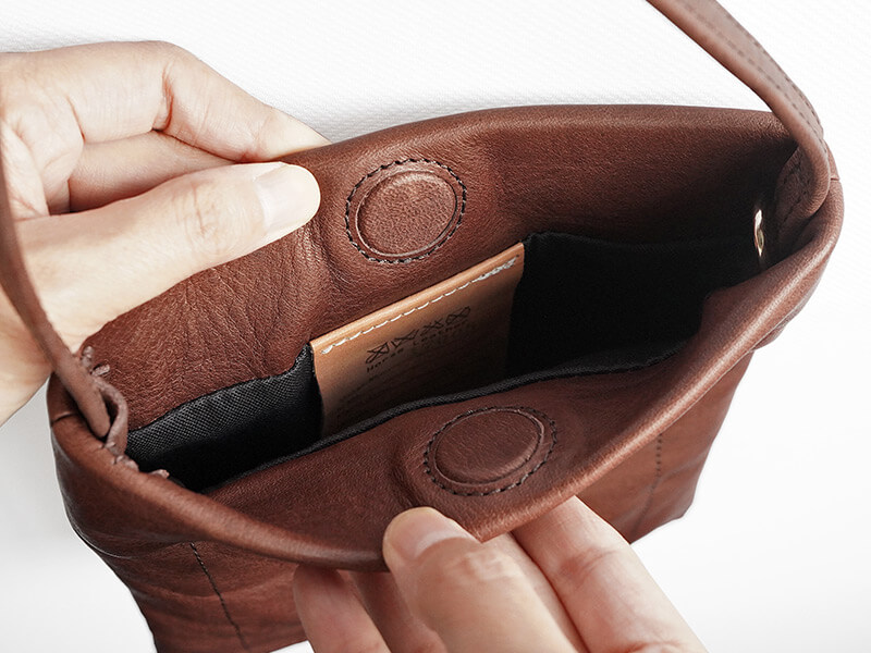 留め具は隠しマグネットになっています。開閉がしやすく快適です。