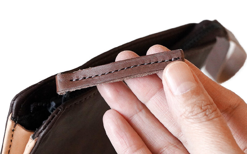 デザインのポイントにもなる本革の引手